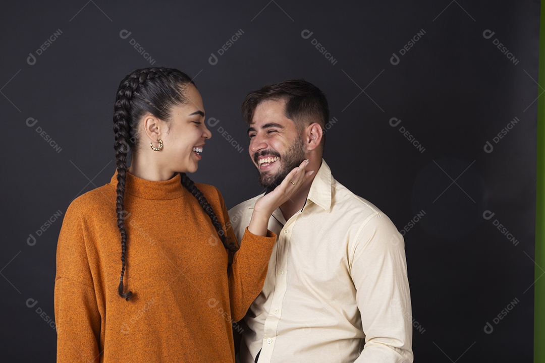Casal sorrindo para foto