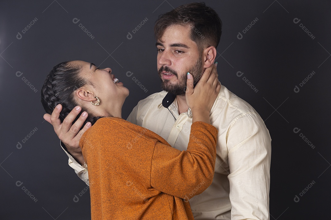 Casal despercebido em foto sorrindo
