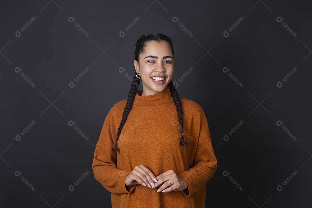 Mulher sorridente sobre fundo escuro