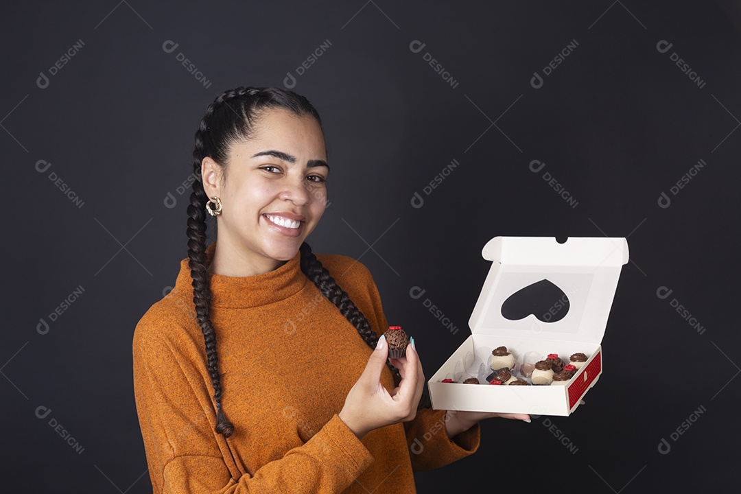 Mulher feliz com seu presente de dia dos namorados chocolate