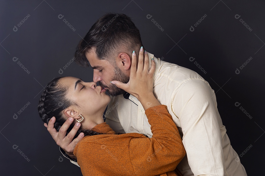 Casal feliz se beijando para foto de dia dos namorado sobre fundo escuro