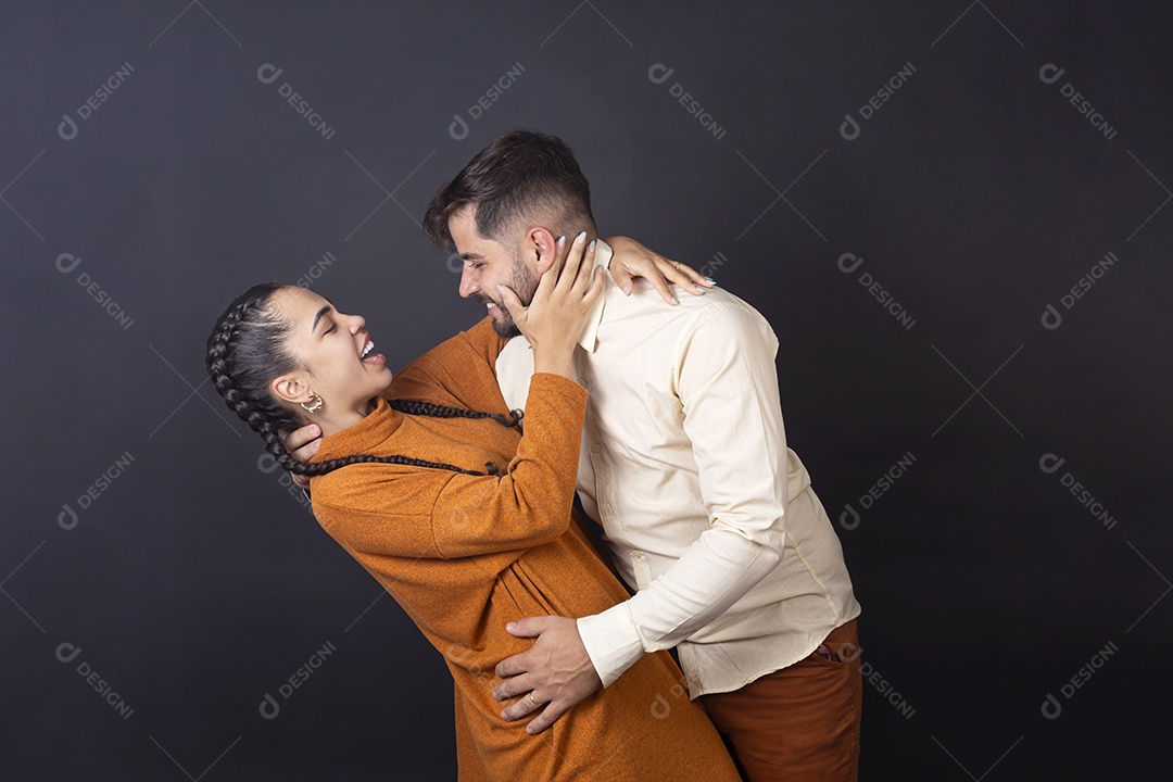 Lindo casal se abraçando sobre fundo escuro