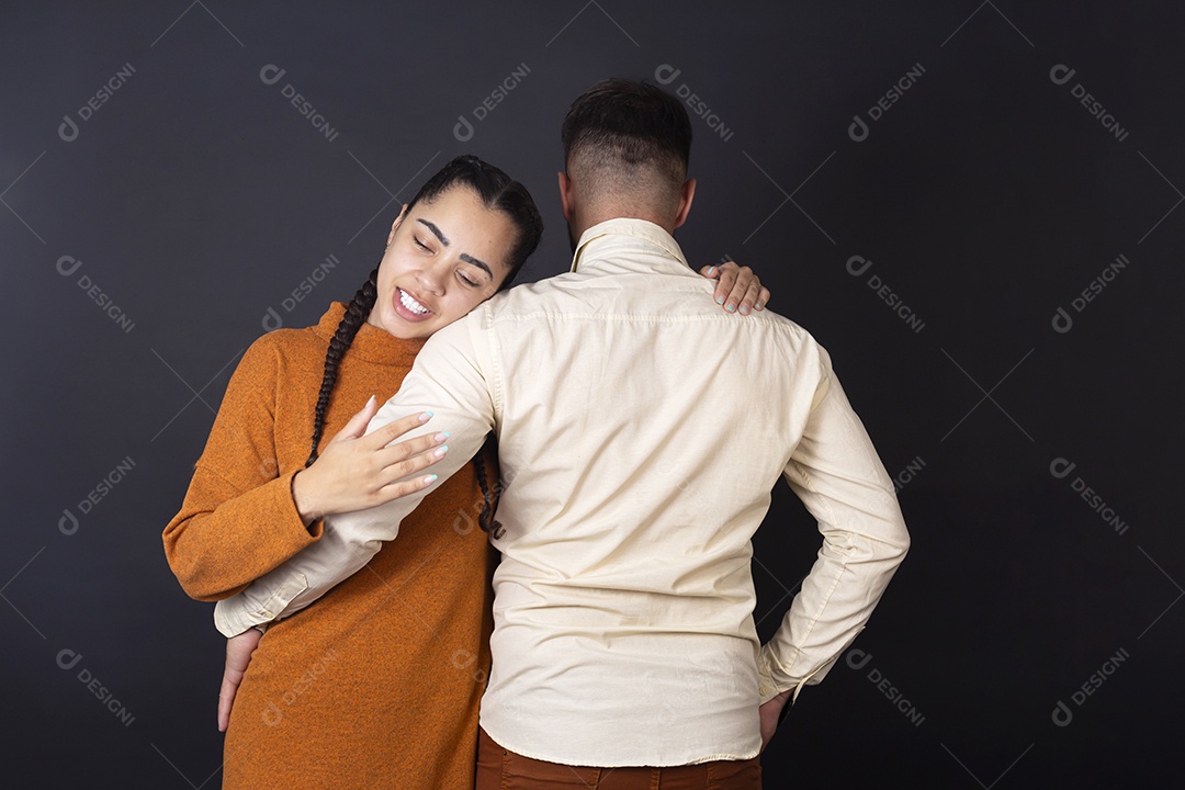 Casal fazendo pose para tirar uma linda foto