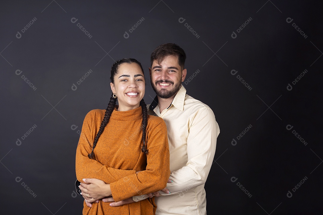 Casal lindo registrando momento de dias dos namorados