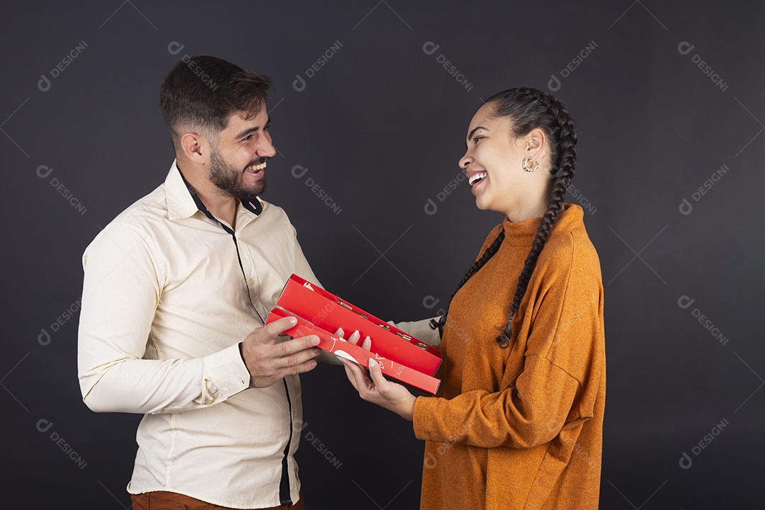 Casal lindo homem presenteando mulher em dia dos namorados