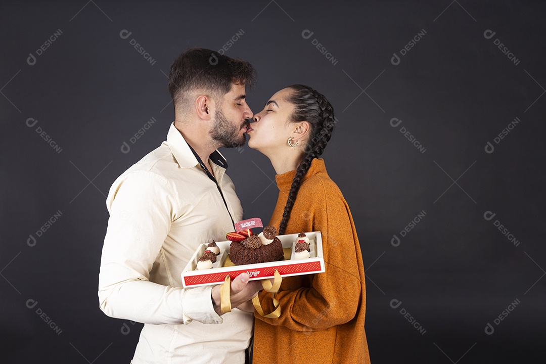 Casal com caixa de doces comemorando dia dos namorados