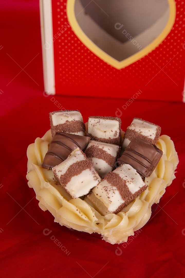 Chocolate decorado com kitkat caixa de presente para dia dos namorados