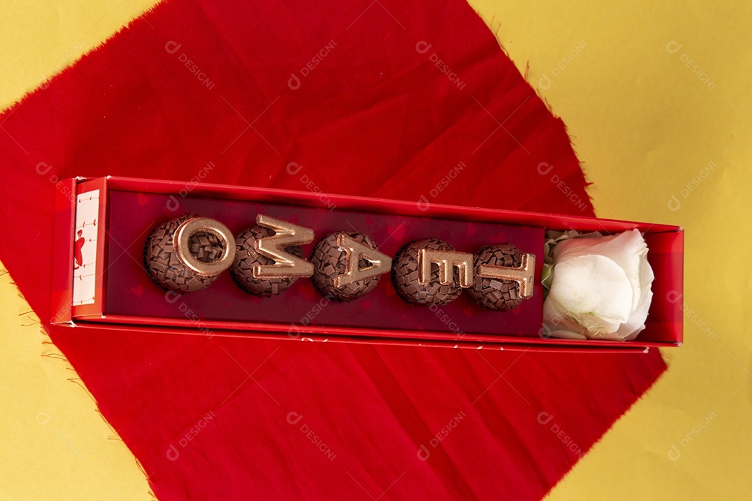 Caixa de brigadeiro com frase te amo para dia dos namorados