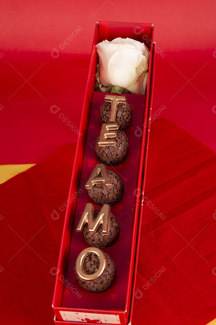 Caixa de brigadeiro com frase te amo para dia dos namorados sobre fundo vermelho