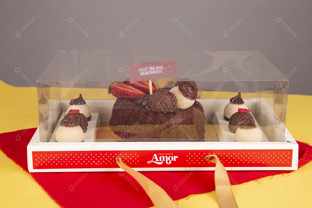 Caixa de presente com brigadeiro e bolo para dia dos namorados