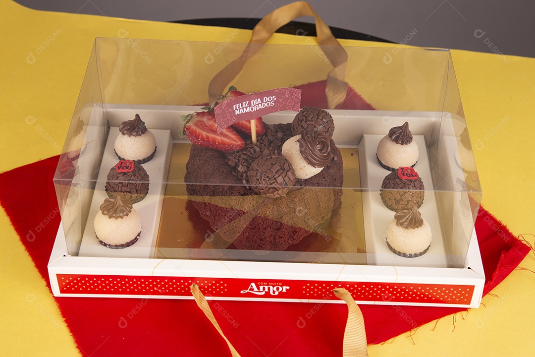 Caixa de presente com brigadeiro e bolo para dia dos namorados