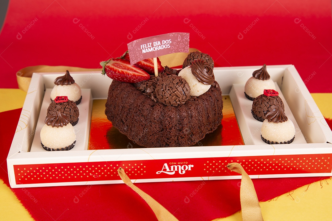 Caixa de chocolates com bolo e brigadeiro