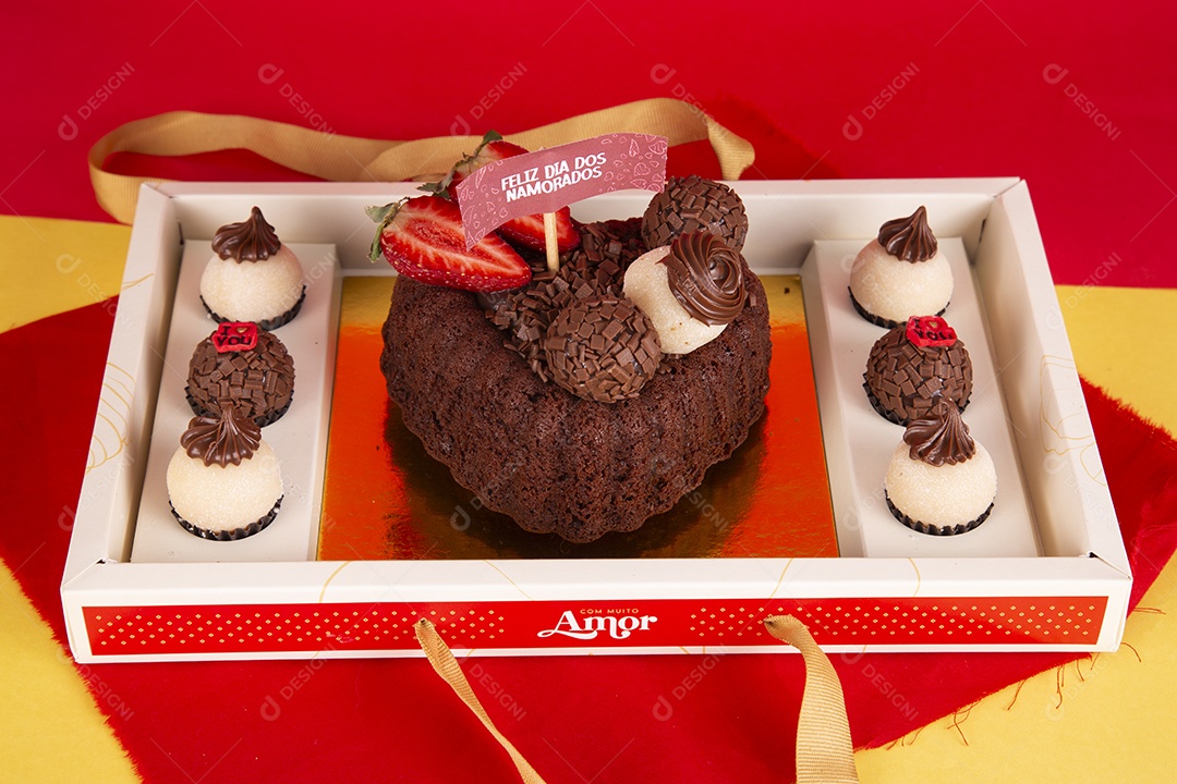 Brigadeiros e bolo recheado com frutas e brigadeiro