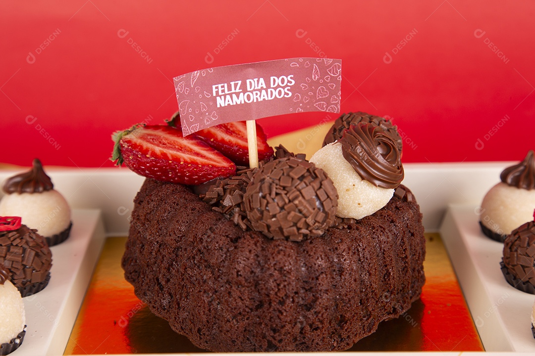 Brigadeiros e bolo recheado com frutas e brigadeiro