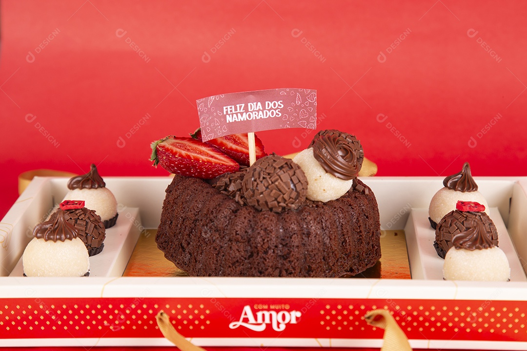 Brigadeiros e bolo recheado com frutas e brigadeiro