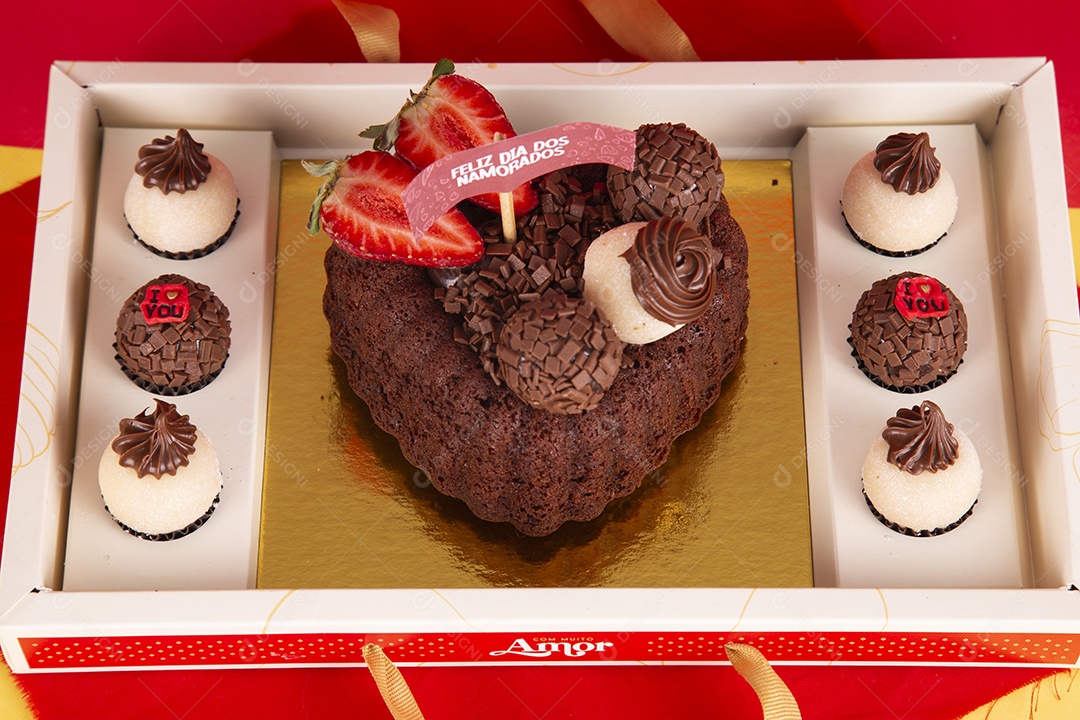 Caixa de presente com brigadeiro e bolo para dia dos namorados