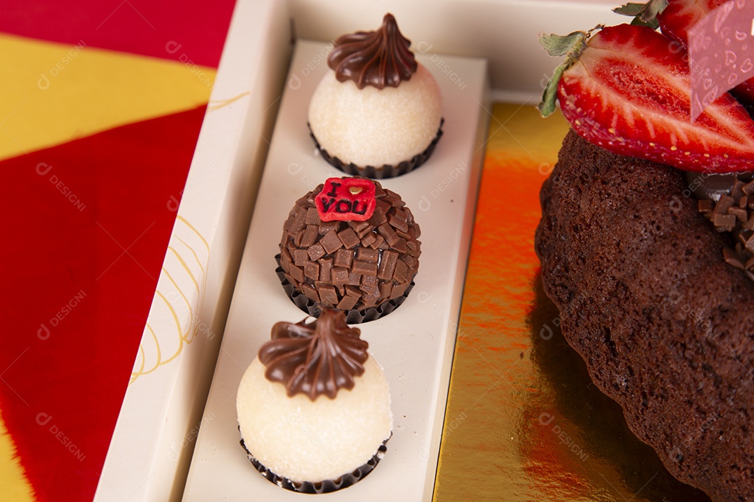 Brigadeiros e bolo recheado com frutas e brigadeiro