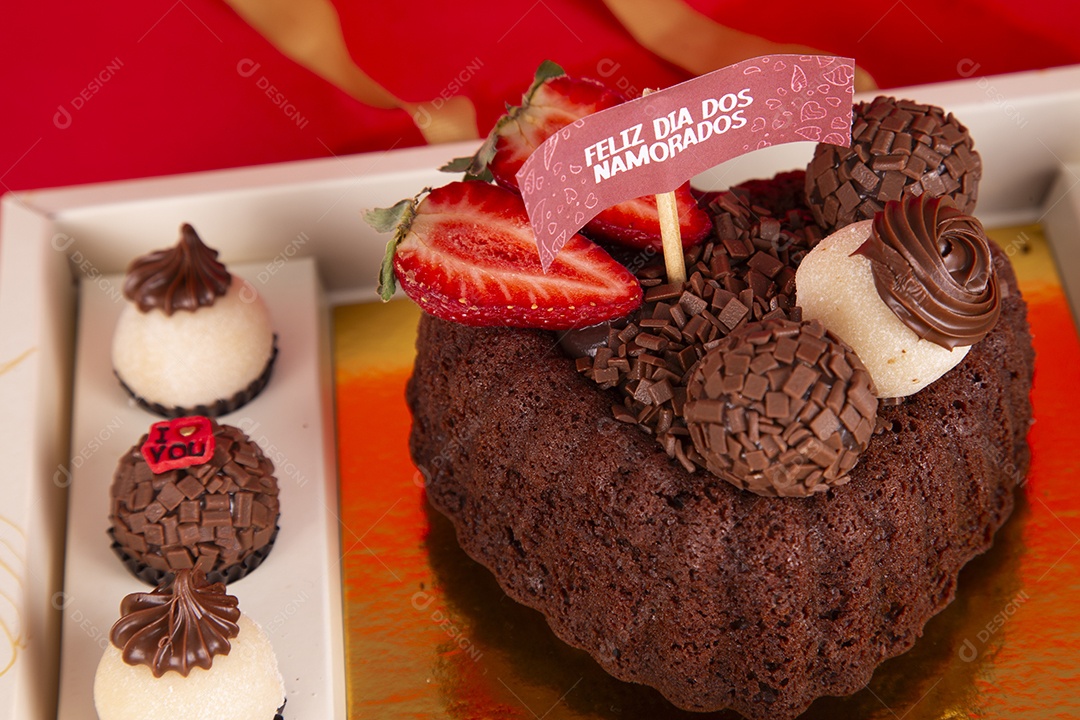 Brigadeiros e bolo recheado com frutas e brigadeiro