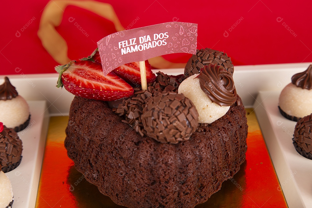 Bolo recheado de chocolate e morango com brigadeiro