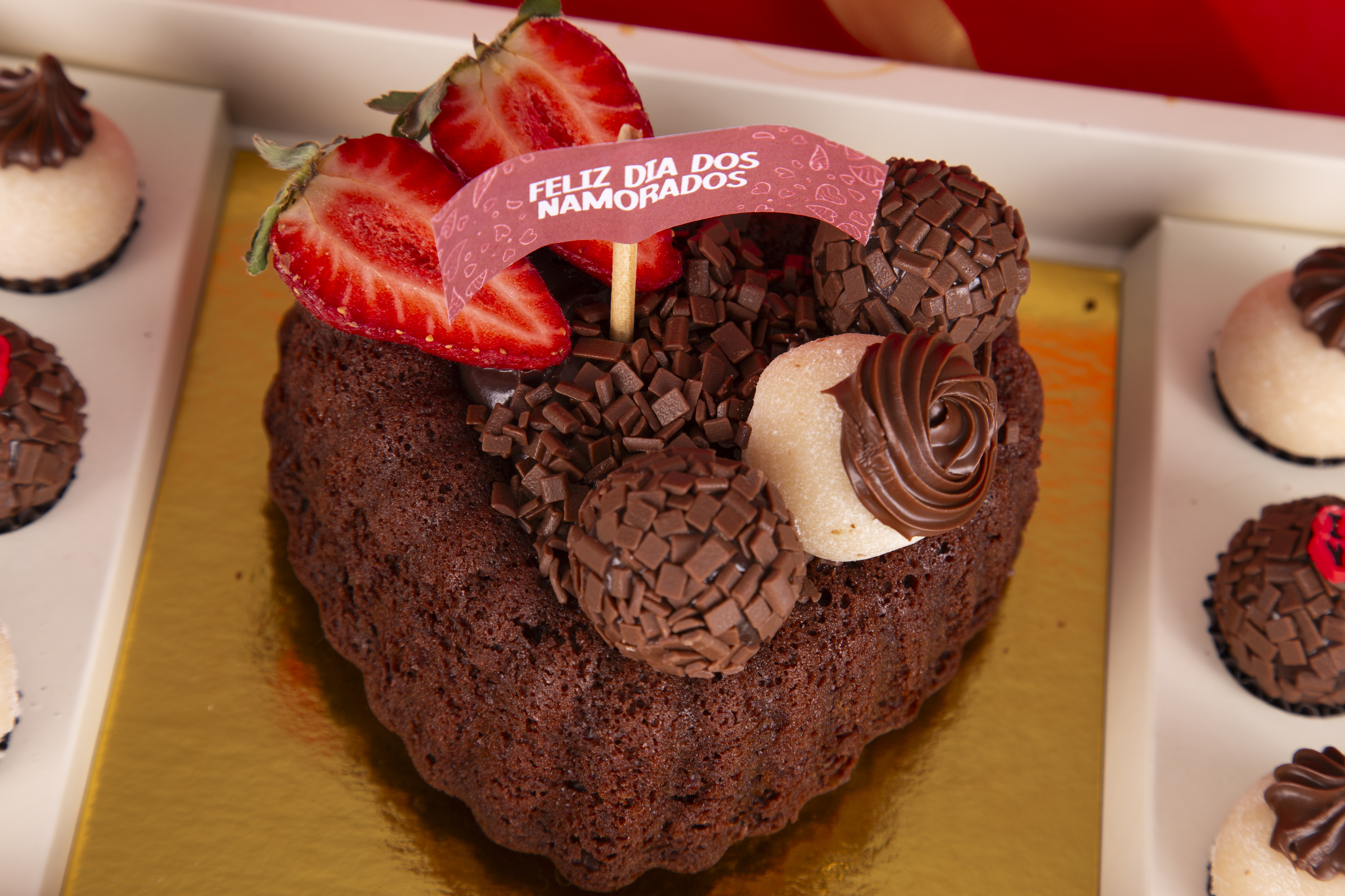 Bolo de chocolate recheado com fruta e brigadeiro