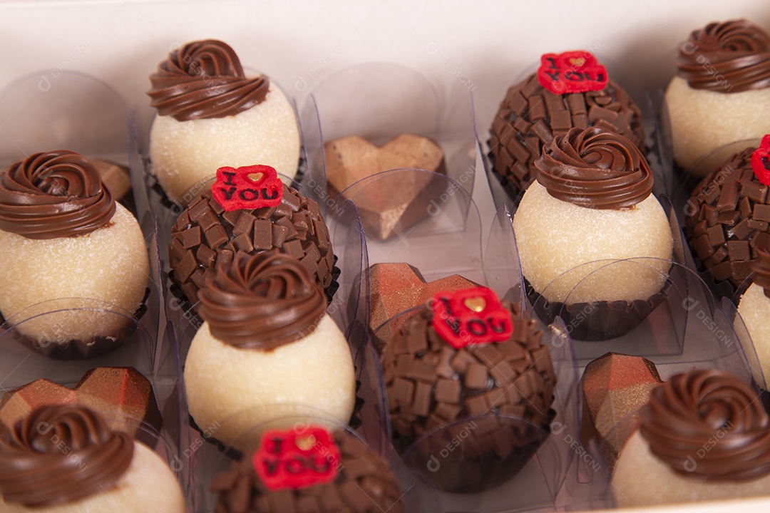 Brigadeiro de chocolate sobre uma caixa
