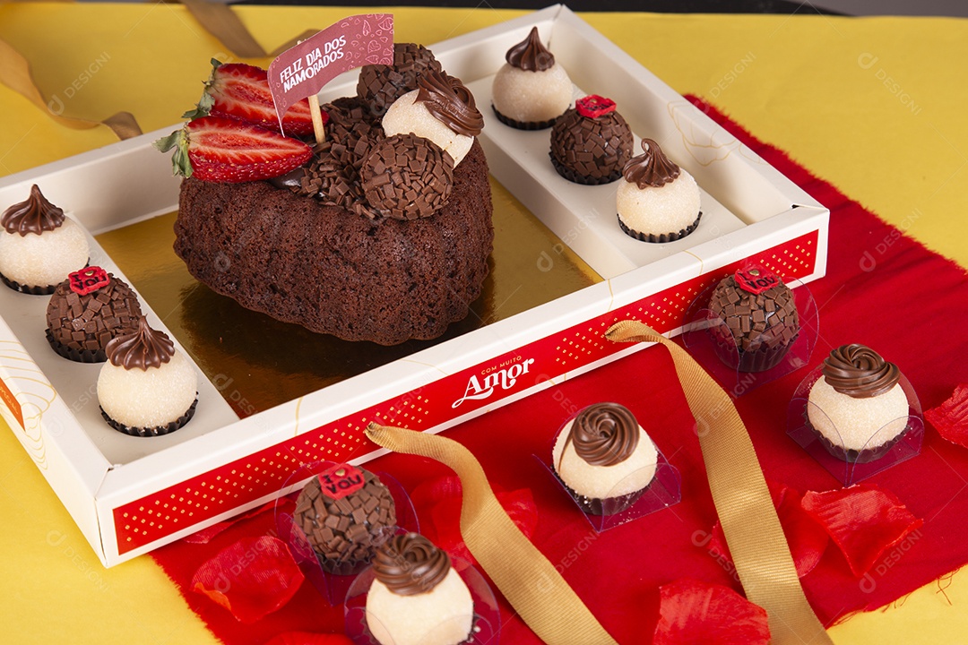 Caixa de presente com brigadeiro e bolo para dia dos namorados