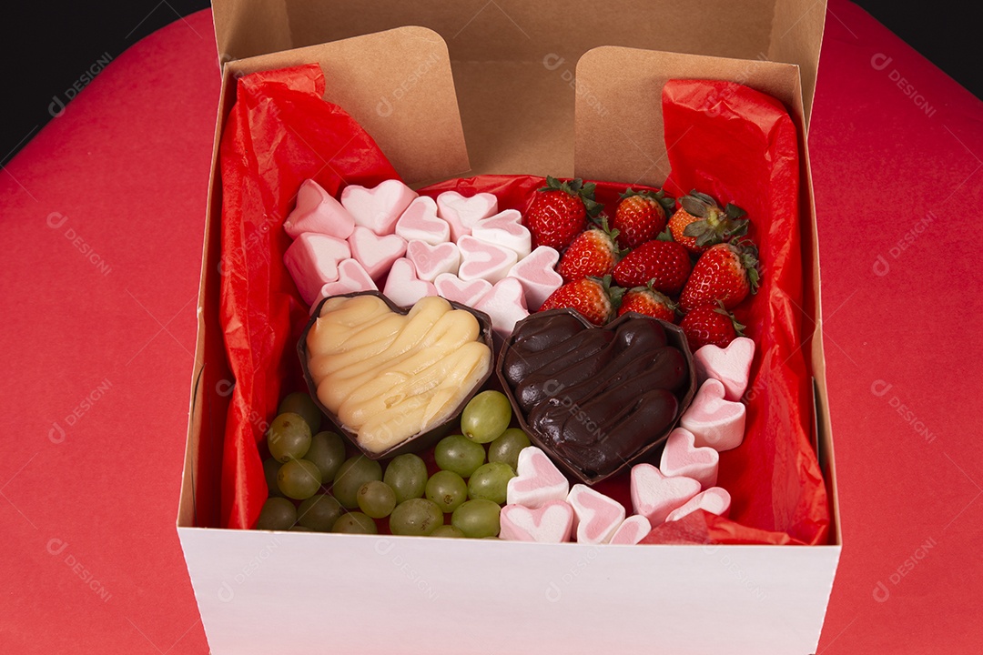 Caixa de doces creme com frutas para dia do amor