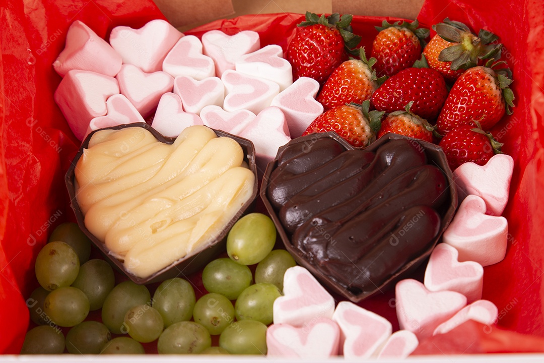 Caixa com cremes e chocolate e frutas para dia do amor dia dos namorados