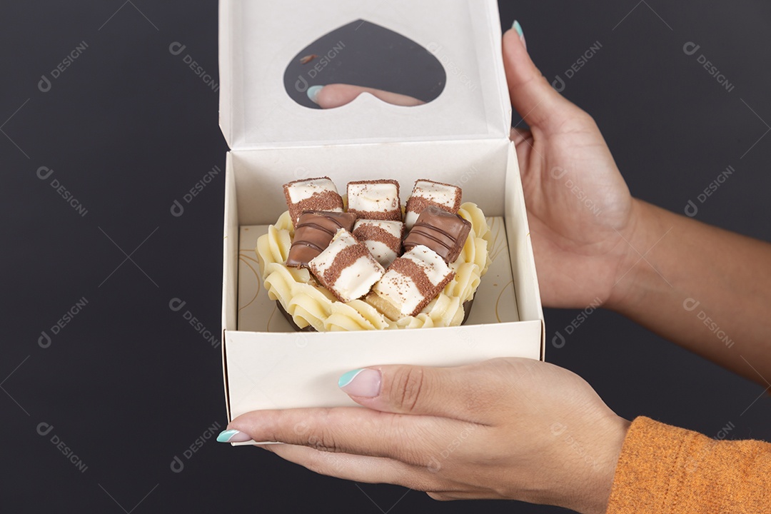 Caixa de chocolate com kitkat simbolizando dia dos namorados