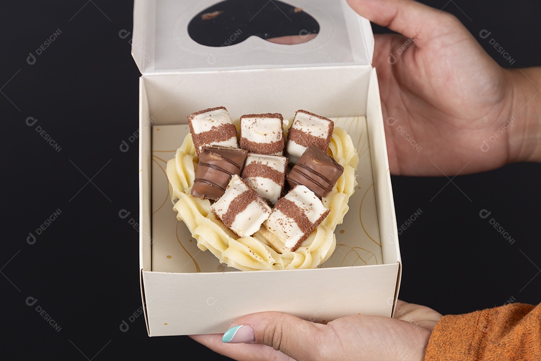 Caixa de chocolate com kitkat simbolizando dia dos namorados