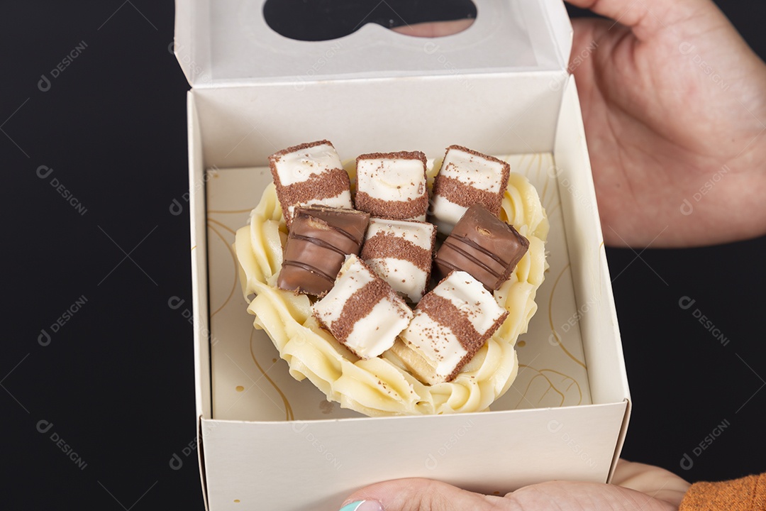 Caixa de chocolate com kitkat simbolizando dia dos namorados