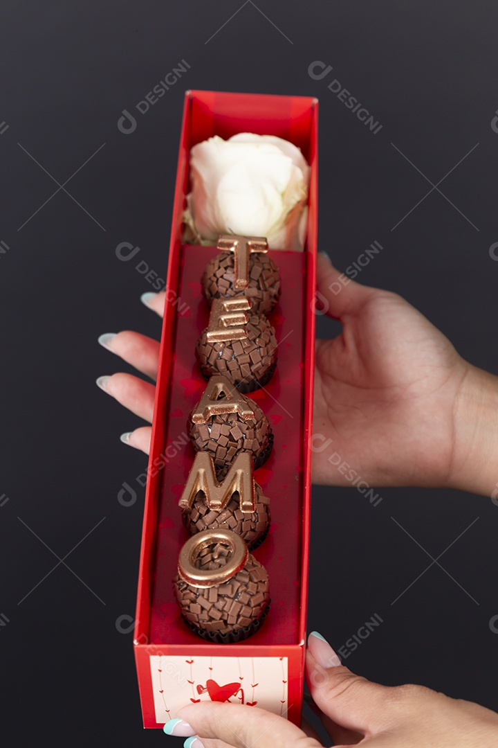 Caixa com brigadeiros e frase te amo para dia do amor