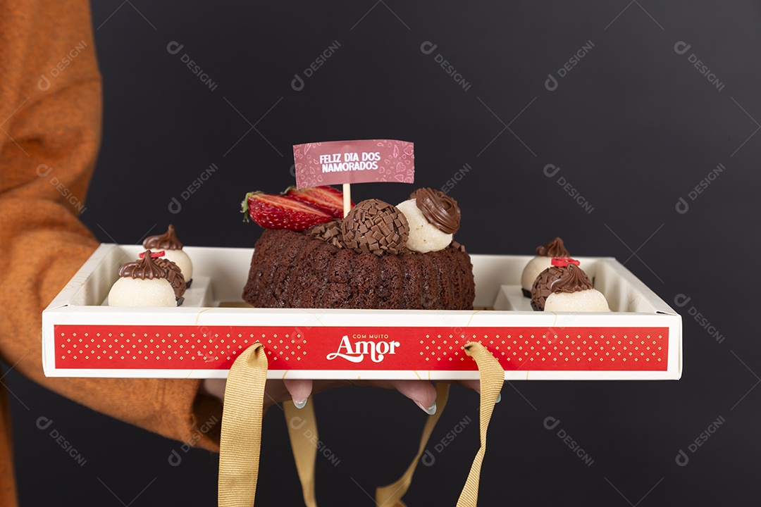 Caixa decorada bolo e doces brigadeiros para dia do amor dia dos namorados