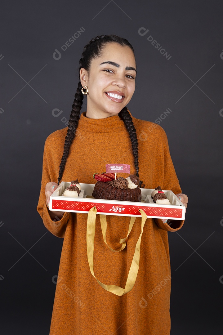 Mulher segurando caixa de doces para presentear dia dos namorados