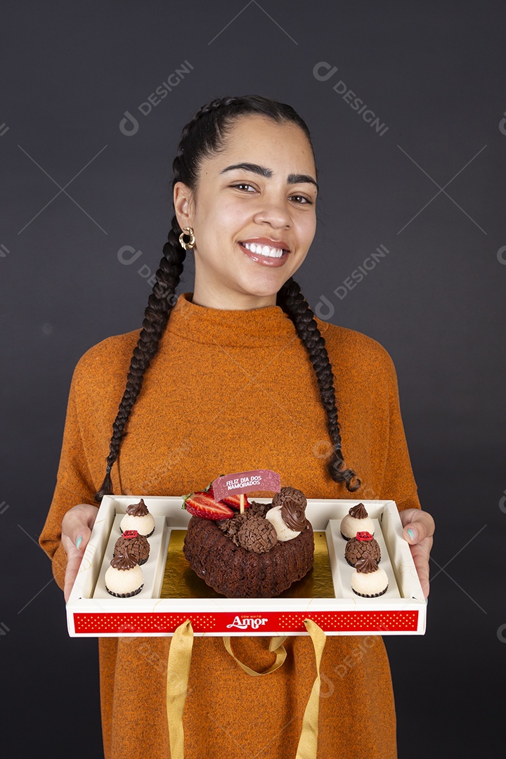 Mulher segurando caixa de doces para presentear dia dos namorados