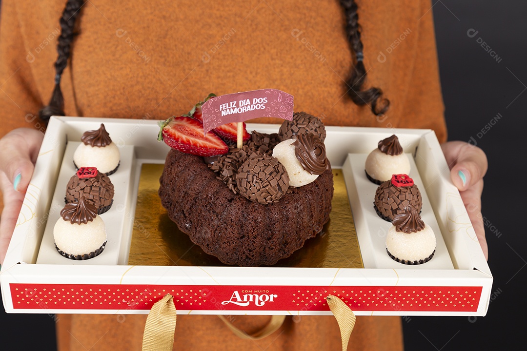 Caixa de doces com bolo segurado por uma mulher presente de dia dos namorados
