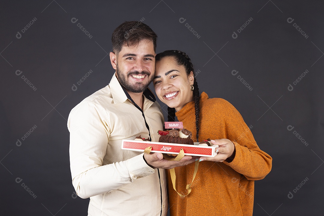 Casal feliz fotografando para comemoração dia dos namorados