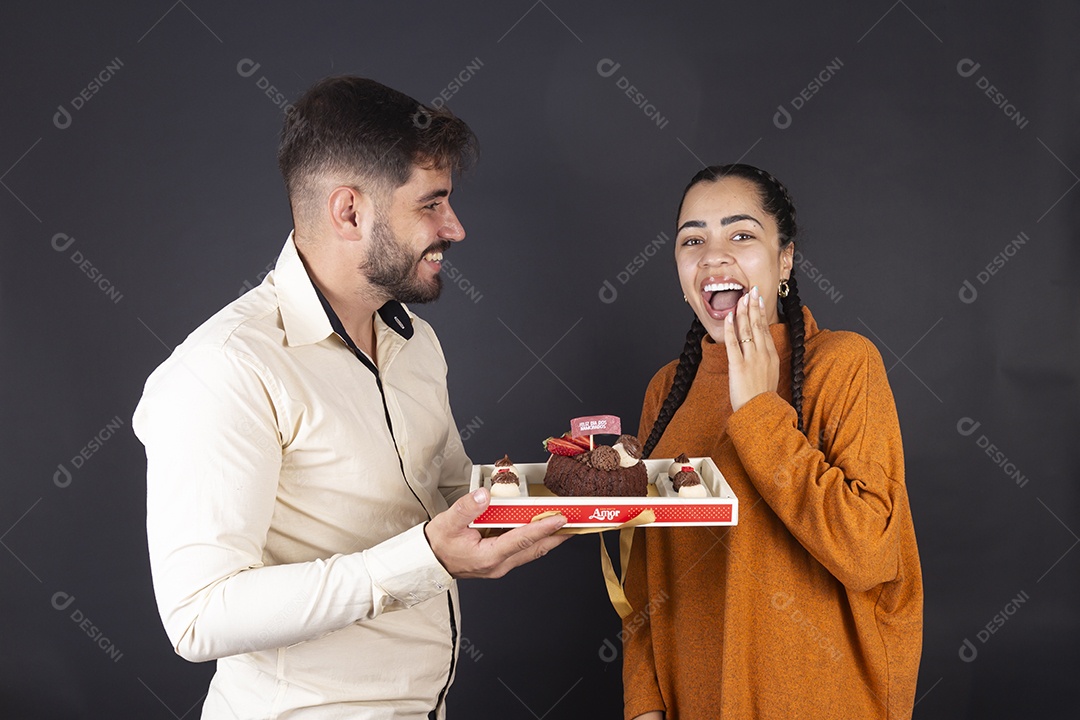 Casal de jovem feliz e surpresos com presente de dia dos namorados