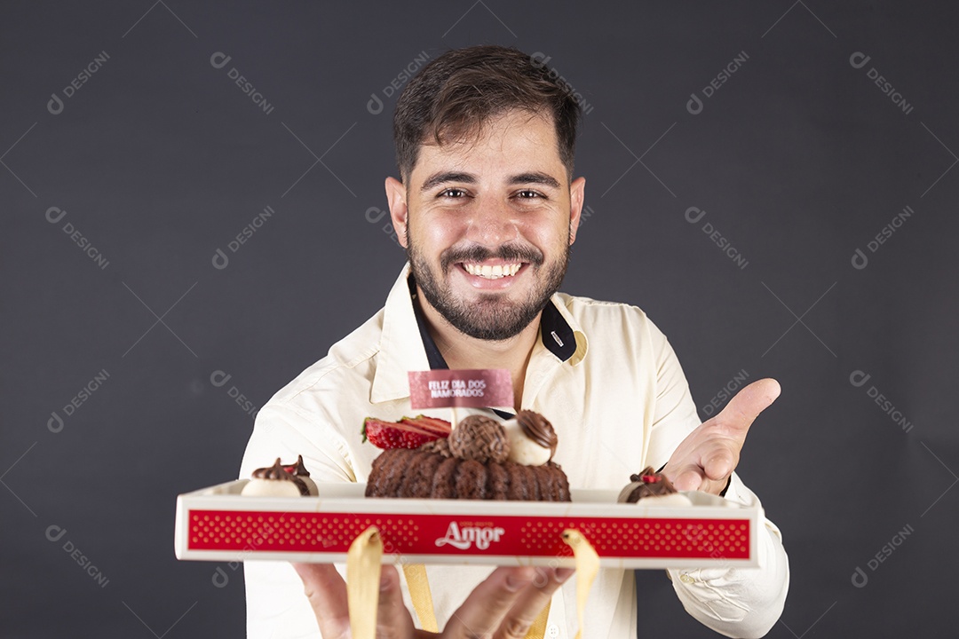 Homem feliz com presente doce para dia dos namorados