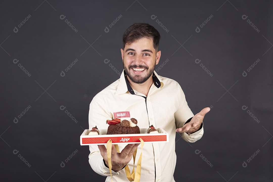Homem feliz mostrando presente dos dias do namorados