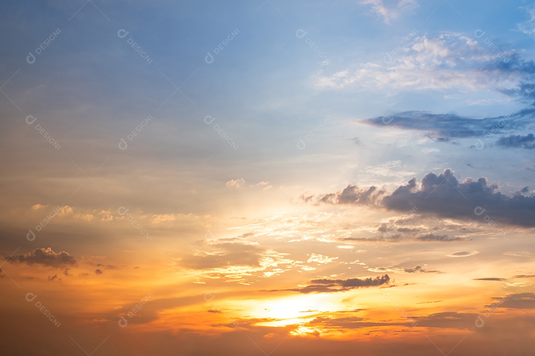 Lindo céu azul contra pôr do sol