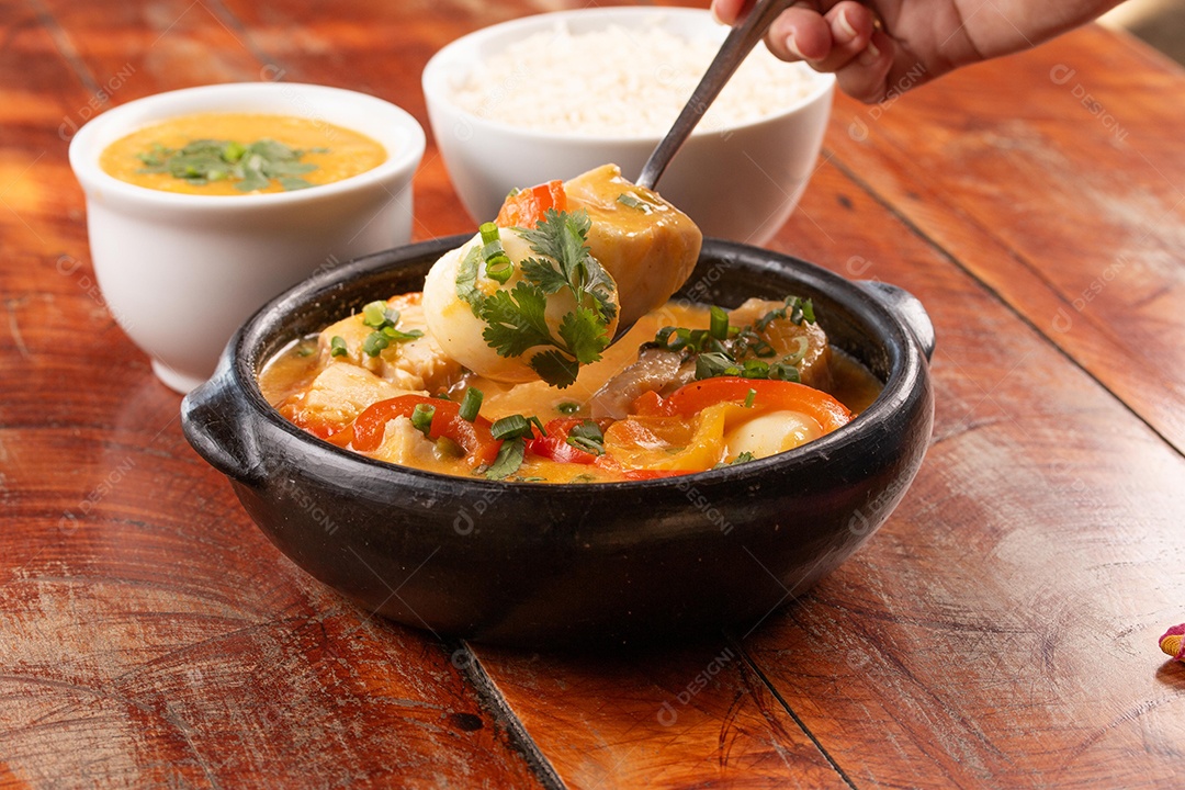 Delicioso peixe cozido com legumes e ovos