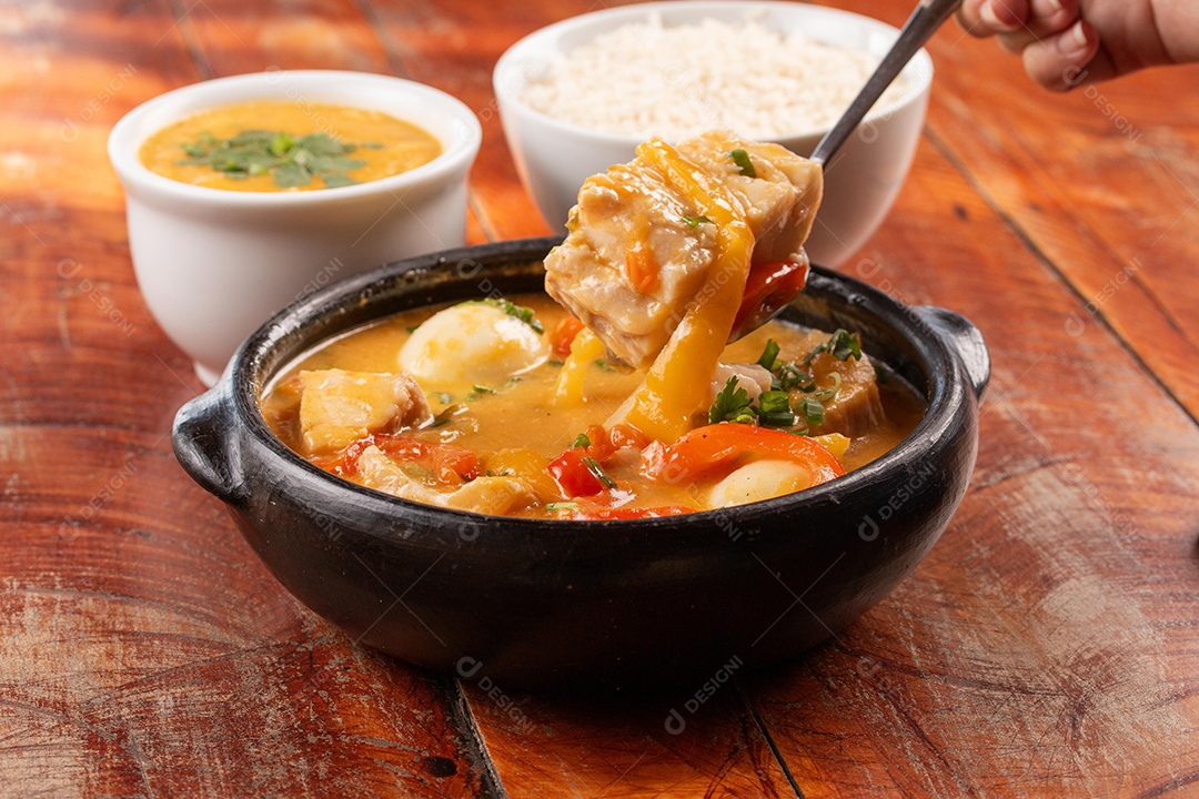 Delicioso peixe cozido com legumes e ovos