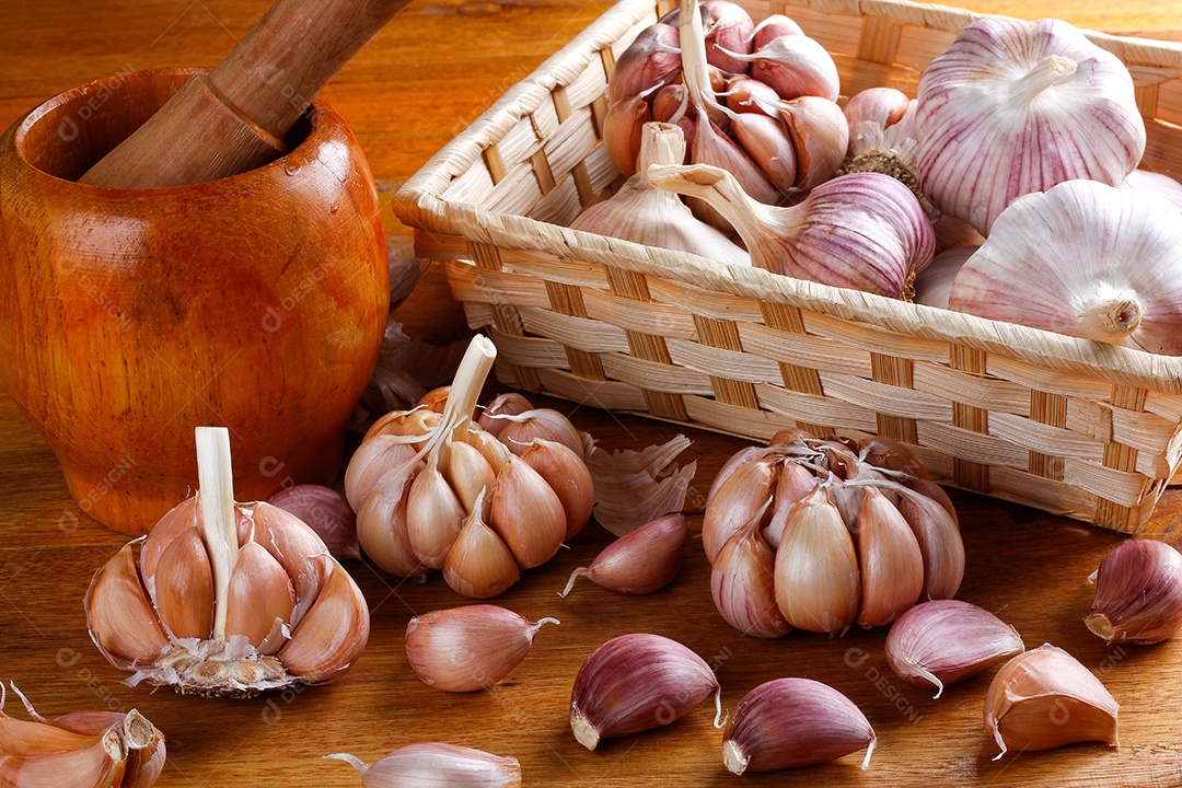 Dentes de alho sobre fundo de madeira