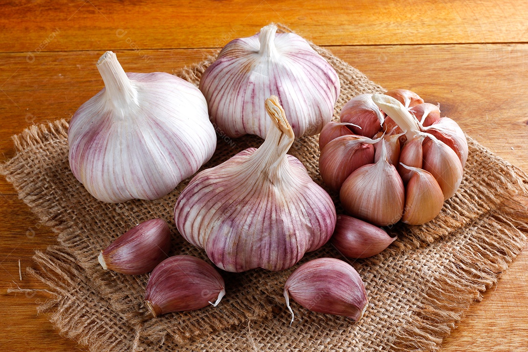 Dentes de alho sobre fundo de madeira