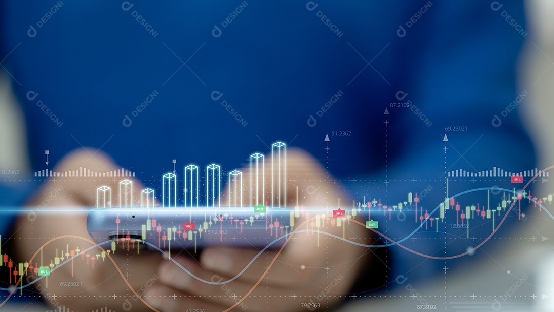 Empresário trabalhando em smartphones analisando dados de vendas financeiras e gráficos