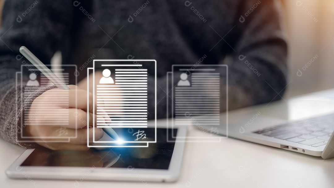 Mulher assina documento eletrônico tela digital de um caderno virtual