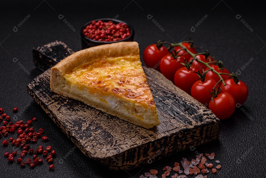 Deliciosa quiche com brócolis, frango ou salmão e queijo com sal e especiarias sobre fundo escuro de concreto
