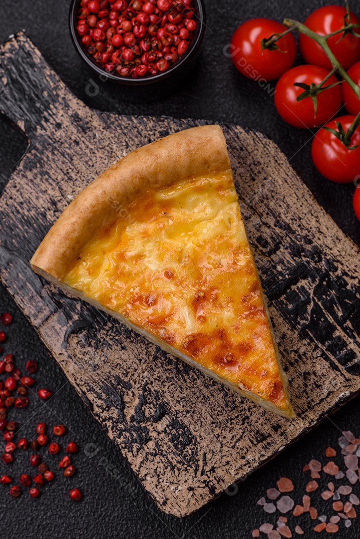 Deliciosa quiche com brócolis, frango ou salmão e queijo com sal e especiarias sobre fundo escuro de concreto