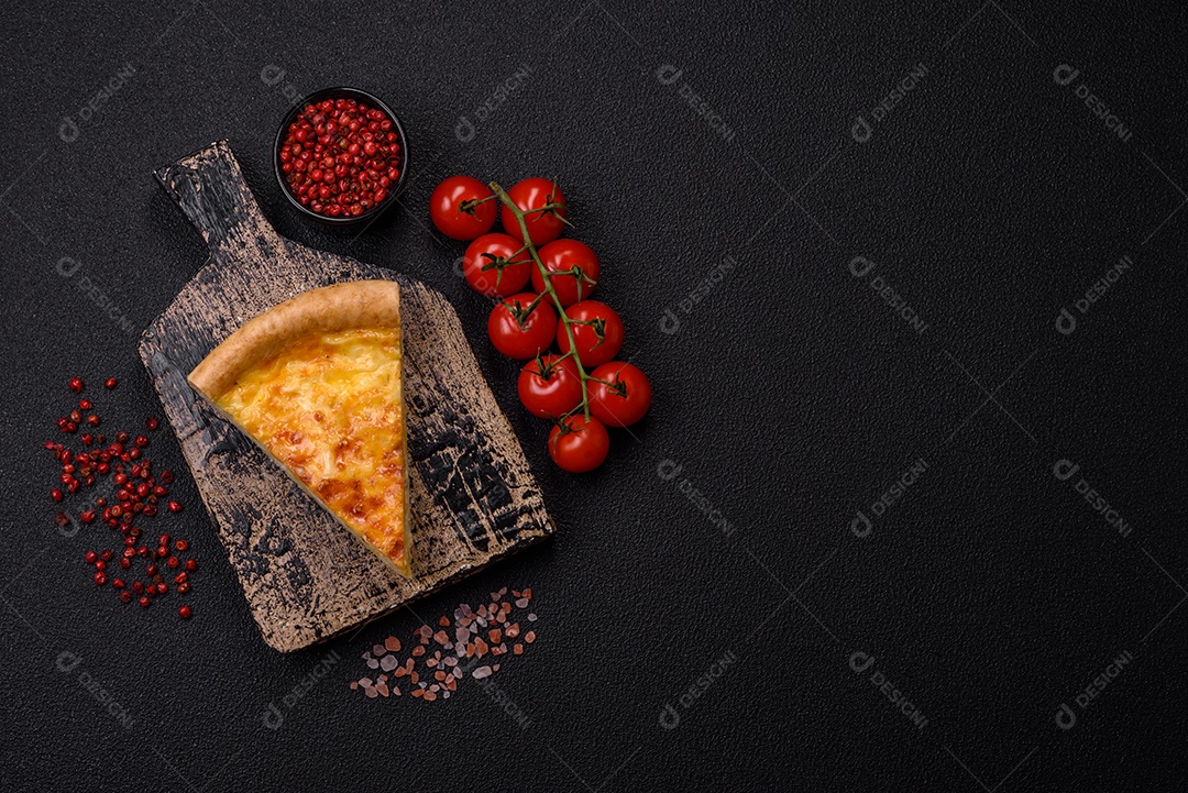 Deliciosa quiche com brócolis, frango ou salmão e queijo com sal e especiarias sobre fundo escuro de concreto